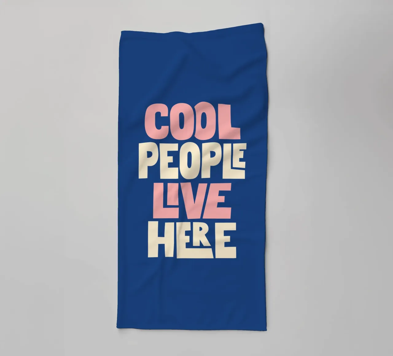 Cool People Live Here Design tipografico in blu e rosa asciugamano da bagno da THE MOTIVATED TYPE