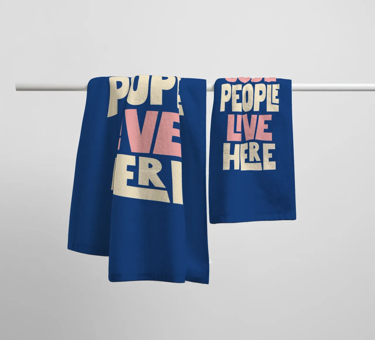 Cool People Live Here Design tipografico in blu e rosa asciugamano da bagno da THE MOTIVATED TYPE