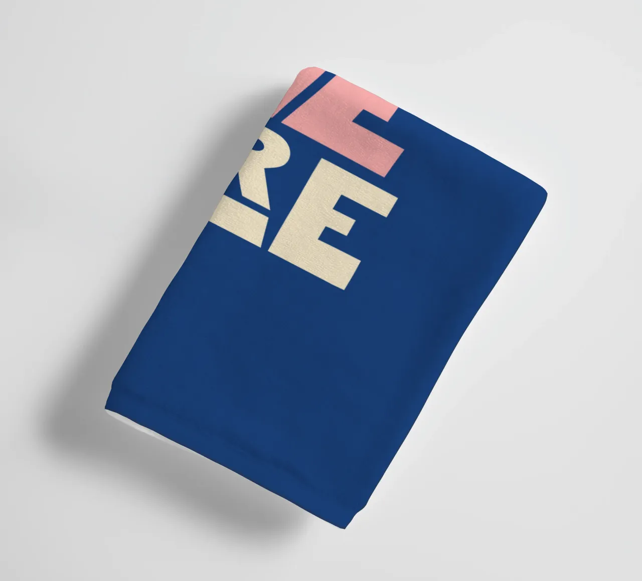 Cool People Live Here Design tipografico in blu e rosa asciugamano da bagno da THE MOTIVATED TYPE