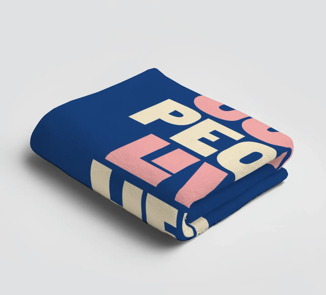 Cool People Live Here Design tipografico in blu e rosa asciugamano da bagno da THE MOTIVATED TYPE
