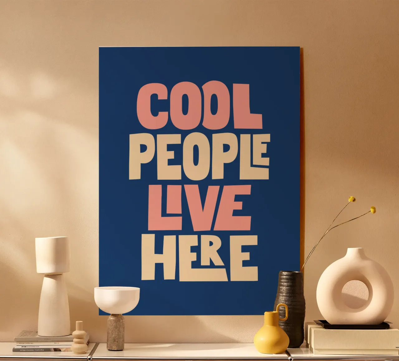 Cool People Live Here Design tipografico in blu e rosa plexiglass da THE MOTIVATED TYPE