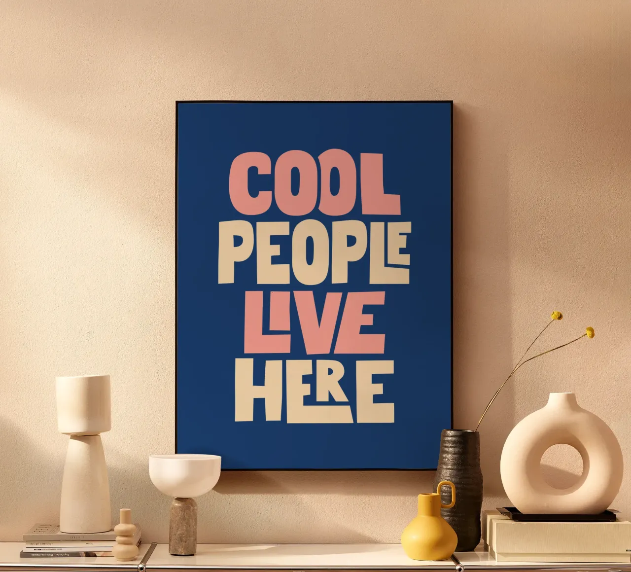 Cool People Live Here Design tipografico in blu e rosa alluminio dibond da THE MOTIVATED TYPE