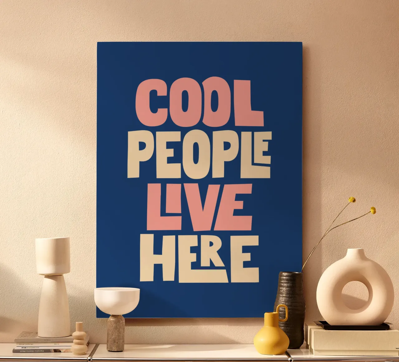 Cool People Live Here Design tipografico in blu e rosa alluminio dibond da THE MOTIVATED TYPE