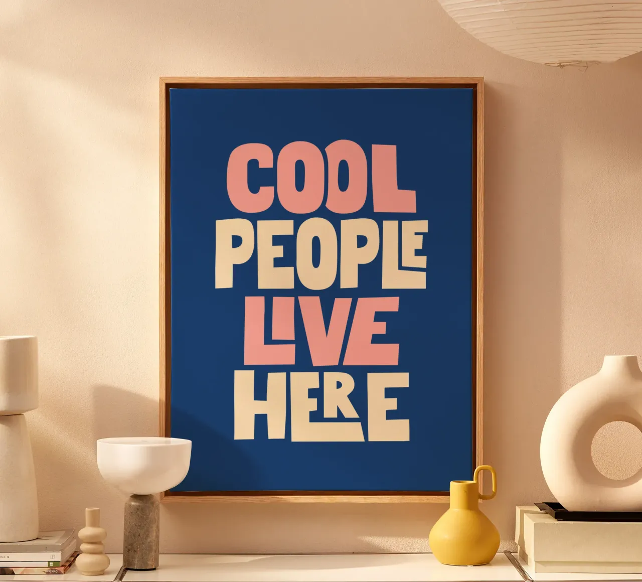 Cool People Live Here Typografie Ontwerp in Blauw en Roze canvas met Baklijst van THE MOTIVATED TYPE