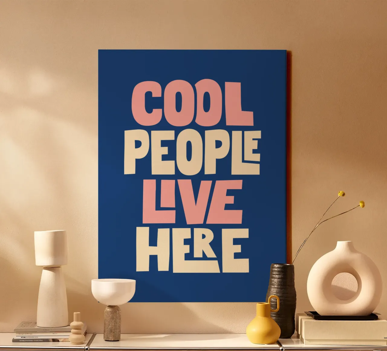 Cool People Live Here Typografie Ontwerp in Blauw en Roze canvas met Baklijst van THE MOTIVATED TYPE