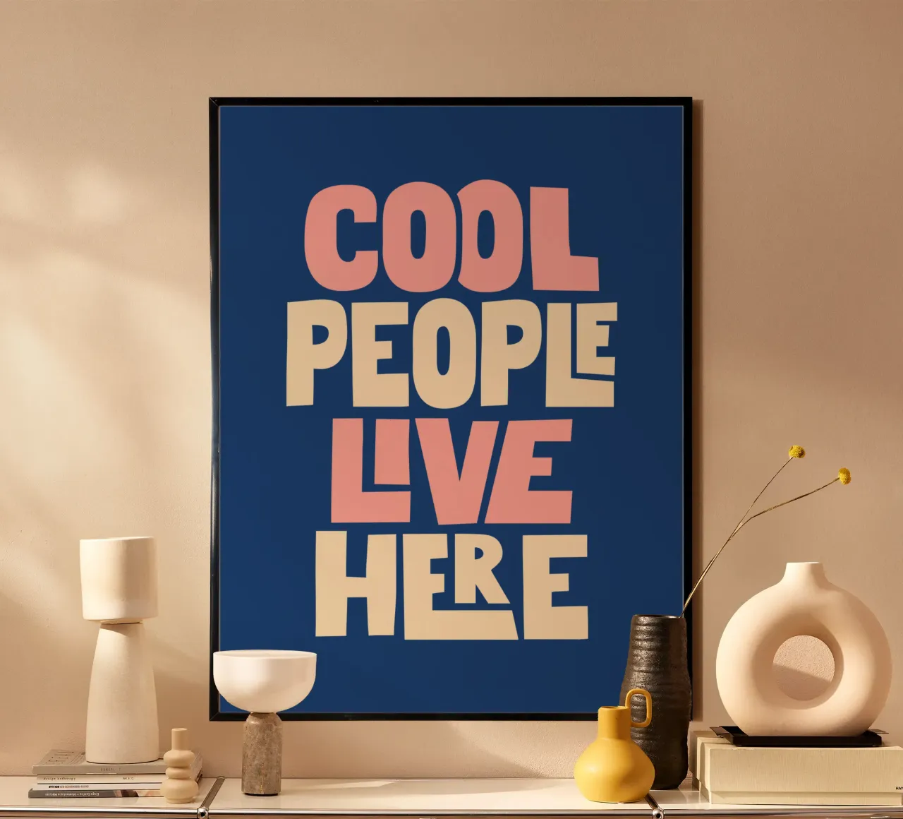 Cool People Live Here Design tipografico in blu e rosa carta hahnemühle da THE MOTIVATED TYPE