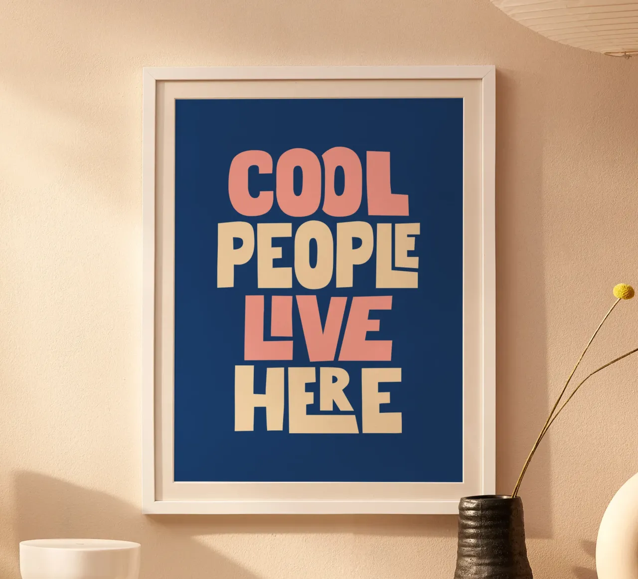 Cool People Live Here Design tipografico in blu e rosa carta hahnemühle da THE MOTIVATED TYPE