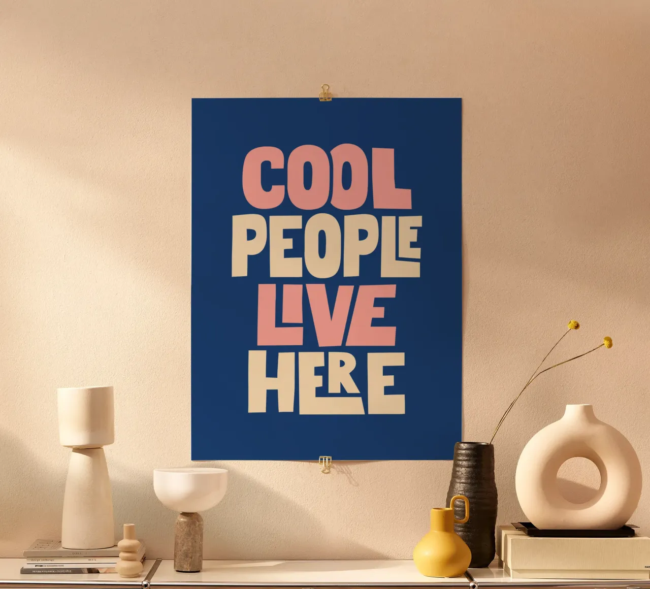 Cool People Live Here Design tipografico in blu e rosa carta hahnemühle da THE MOTIVATED TYPE