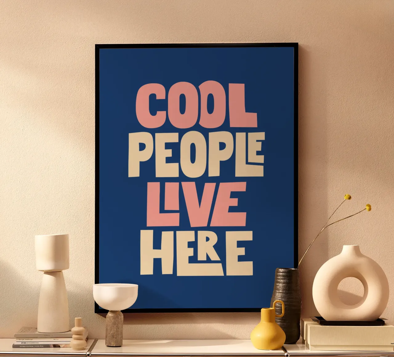 Cool People Live Here Design tipografico in blu e rosa carta hahnemühle da THE MOTIVATED TYPE