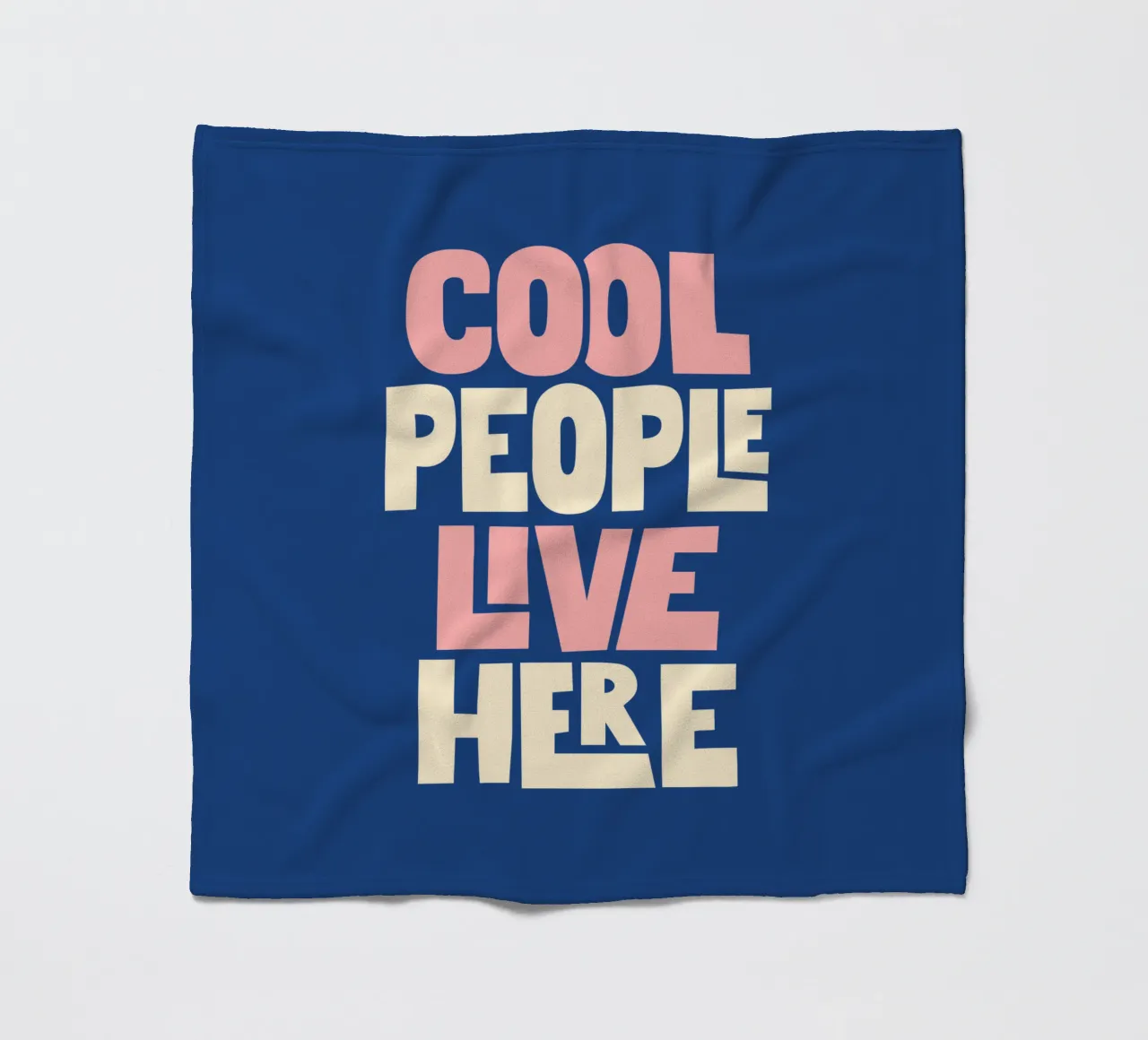 Cool People Live Here Design tipografico in blu e rosa coperta in pile da THE MOTIVATED TYPE