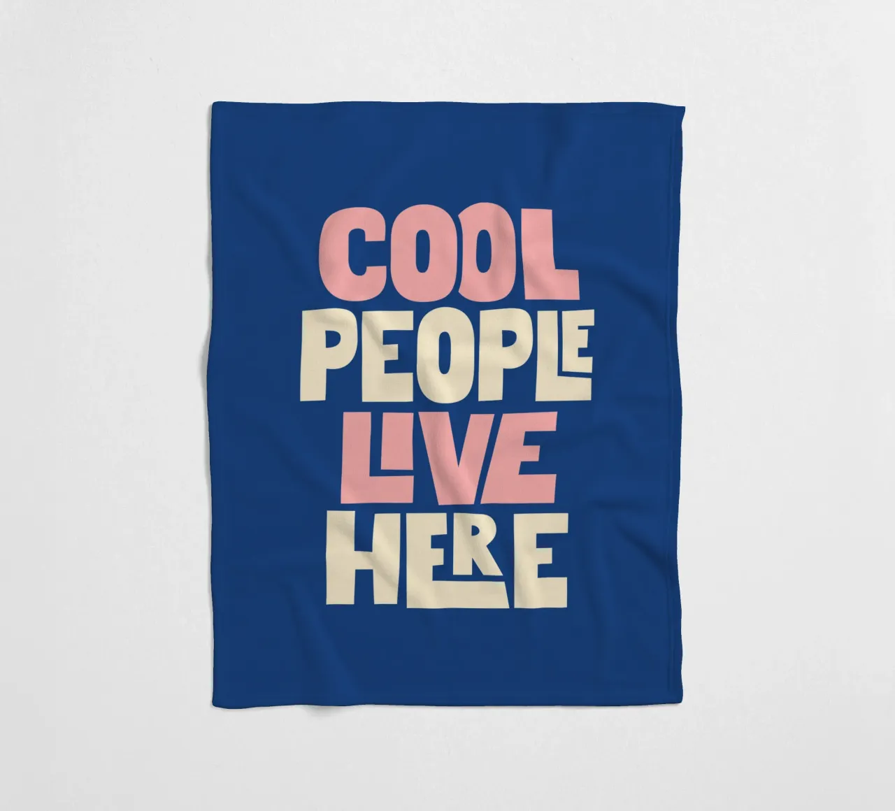 Cool People Live Here Design tipografico in blu e rosa coperta in pile da THE MOTIVATED TYPE