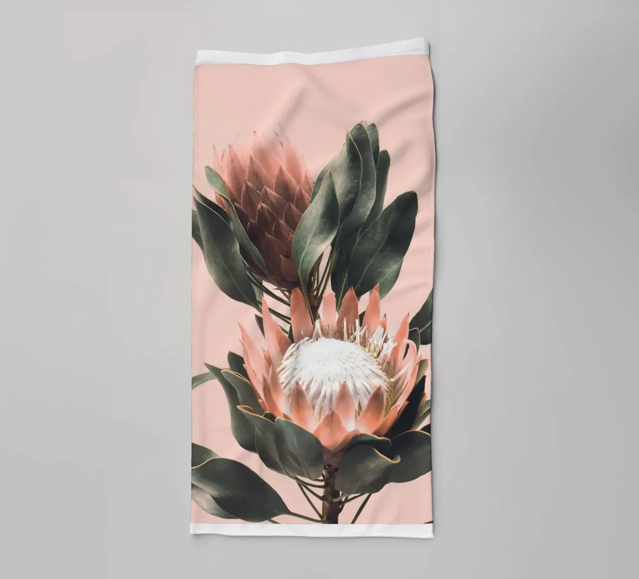 Protea bloemen - Botanisch fotokunstontwerp badhanddoek van Whole©
