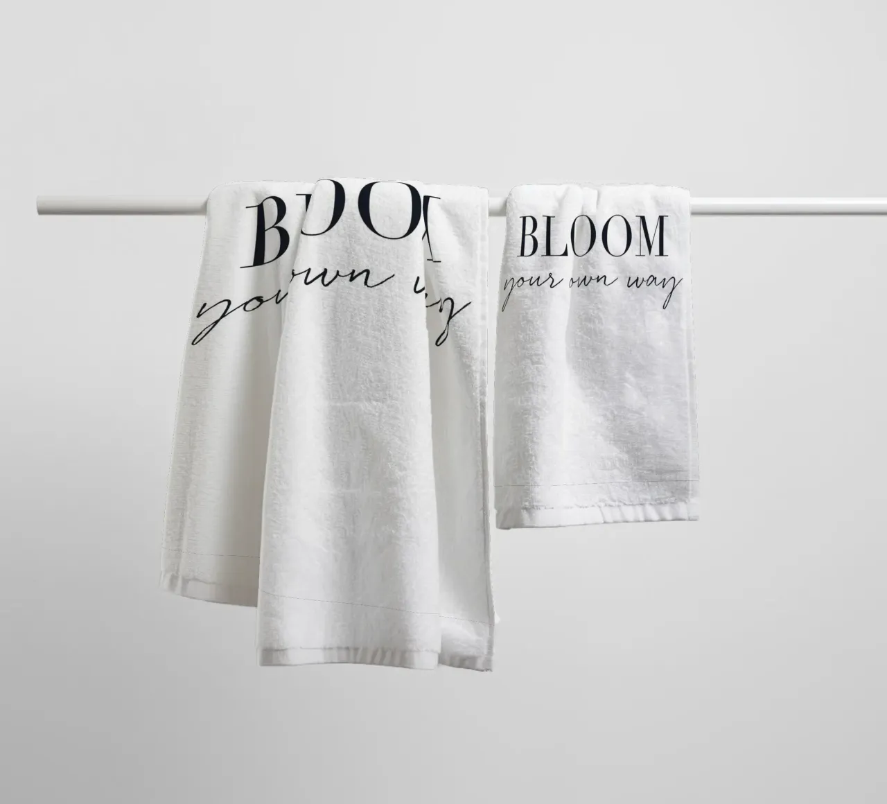 Bloom Your Way – Minimalistisches Typografie-Design Handtuch von Whole©