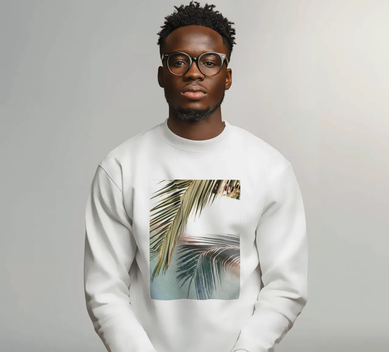 Jeu d'ombres de palmiers - Élégance tropicale sweat de Whole©