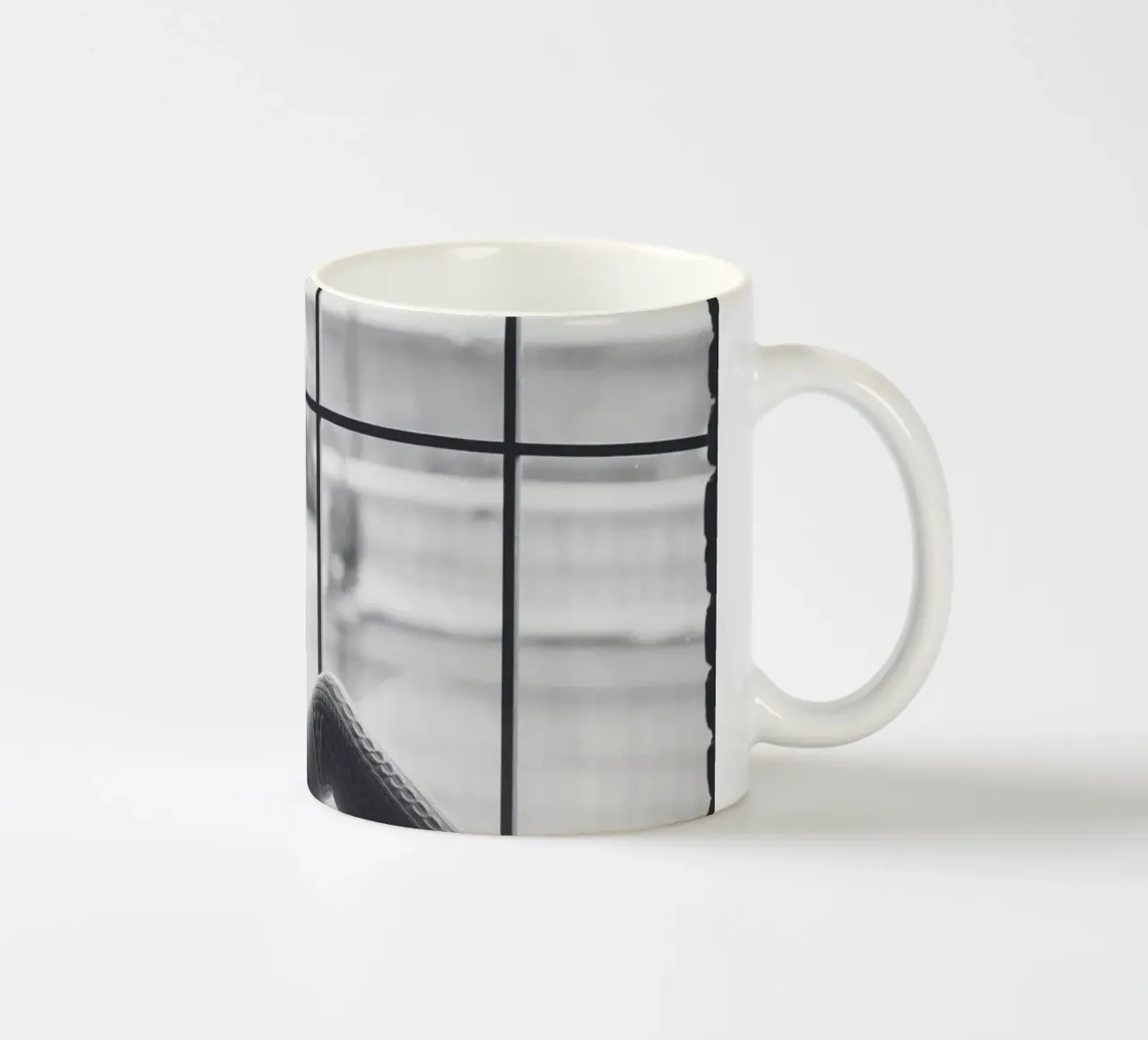 Silhouette riflessiva - Arte elegante in bianco e nero tazza in ceramica da Whole©