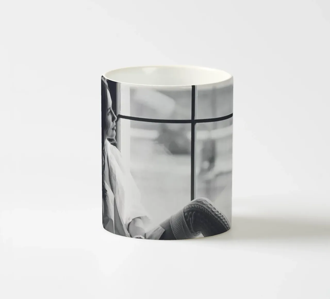 Silhouette riflessiva - Arte elegante in bianco e nero tazza in ceramica da Whole©