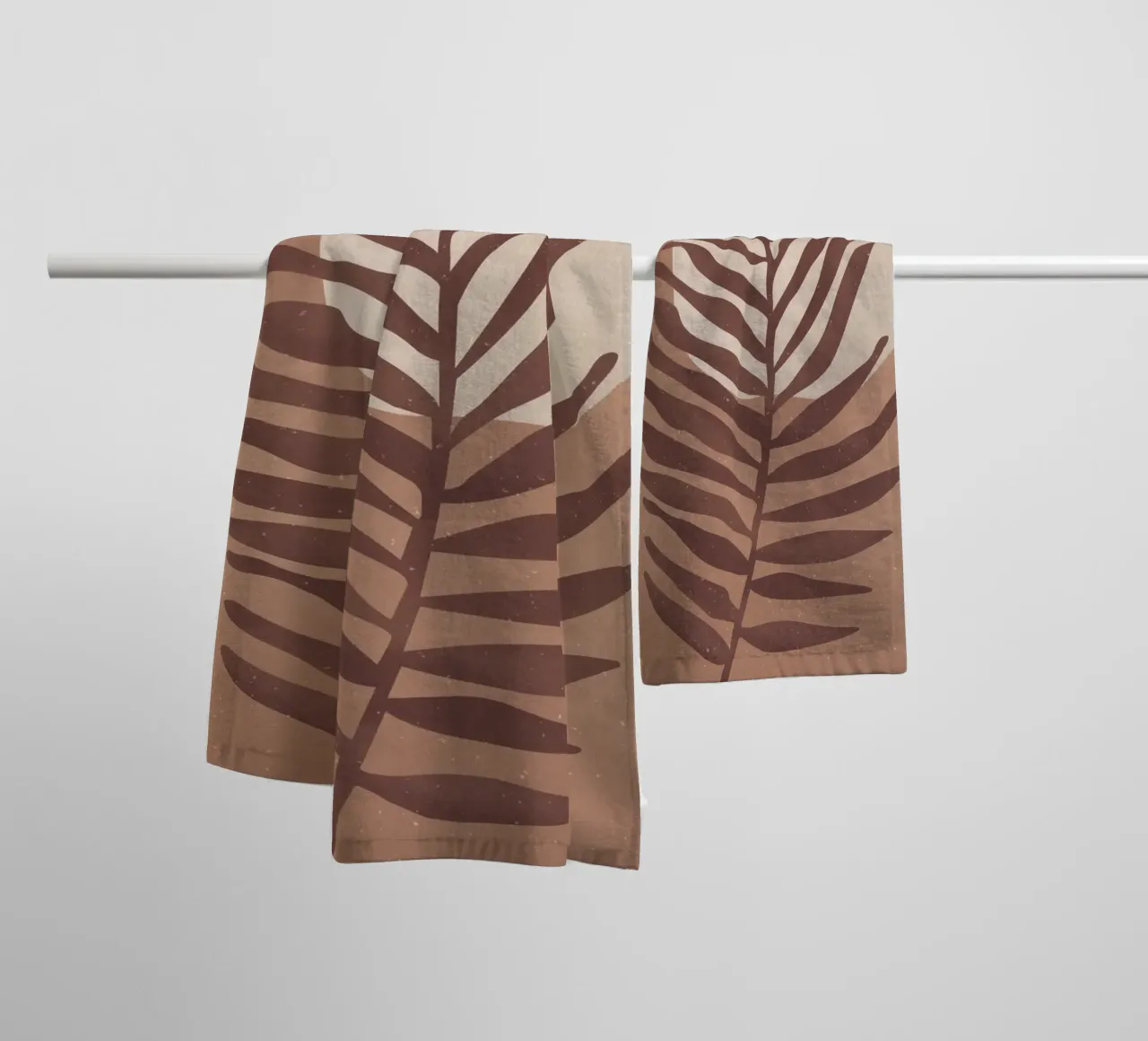 "Feuille de palmier dans des tons chauds de terre - Nature & Minimalisme" serviette de bain de Whole©