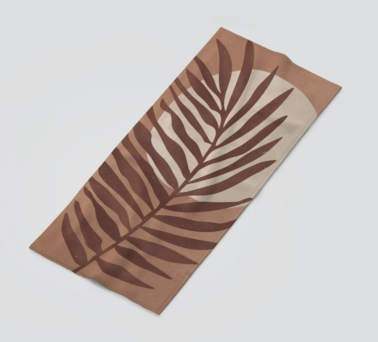 "Feuille de palmier dans des tons chauds de terre - Nature & Minimalisme" serviette de plage de Whole©