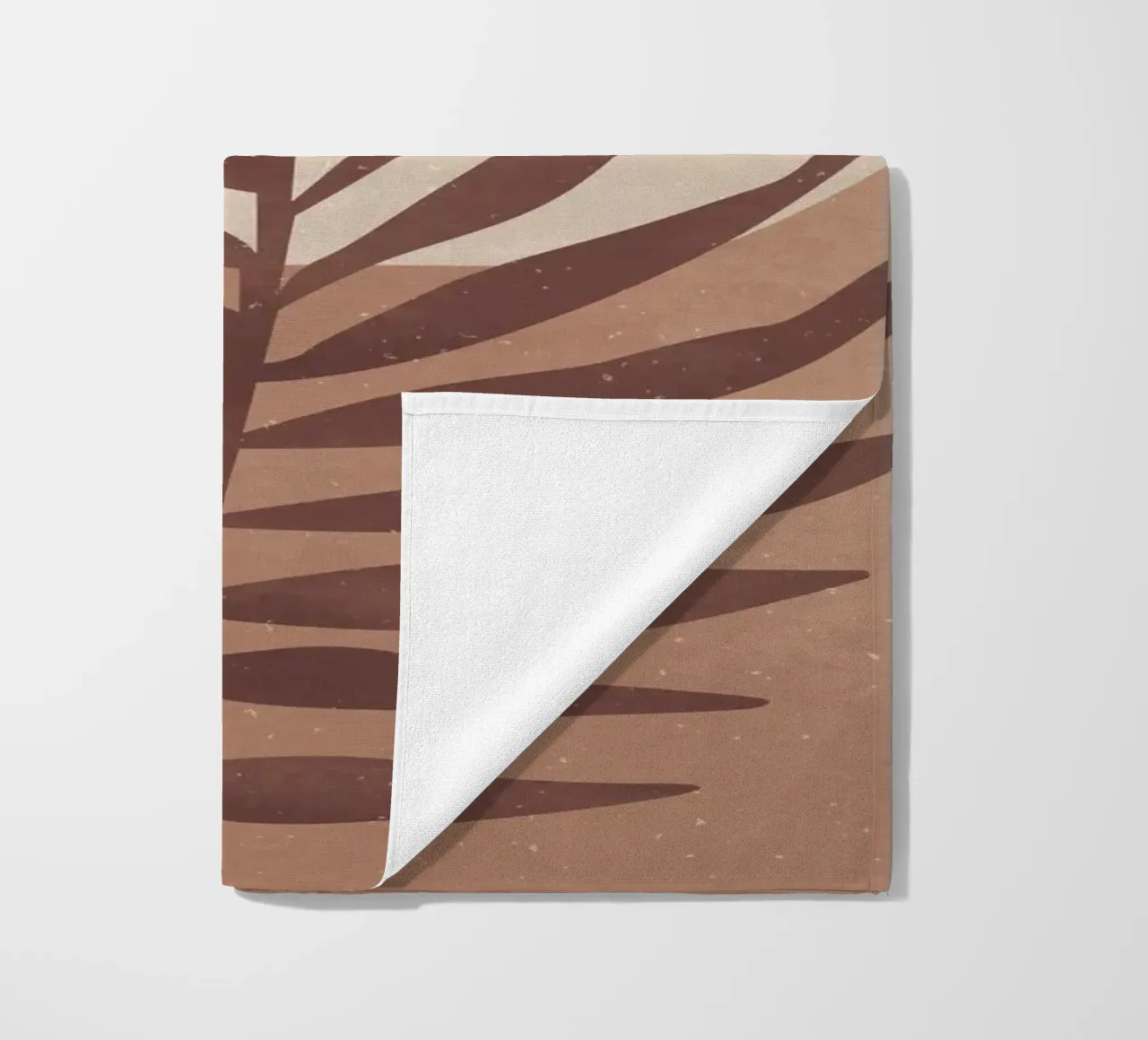 "Feuille de palmier dans des tons chauds de terre - Nature & Minimalisme" serviette de plage de Whole©