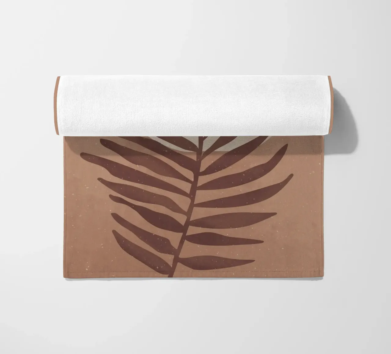 "Feuille de palmier dans des tons chauds de terre - Nature & Minimalisme" serviette de plage de Whole©