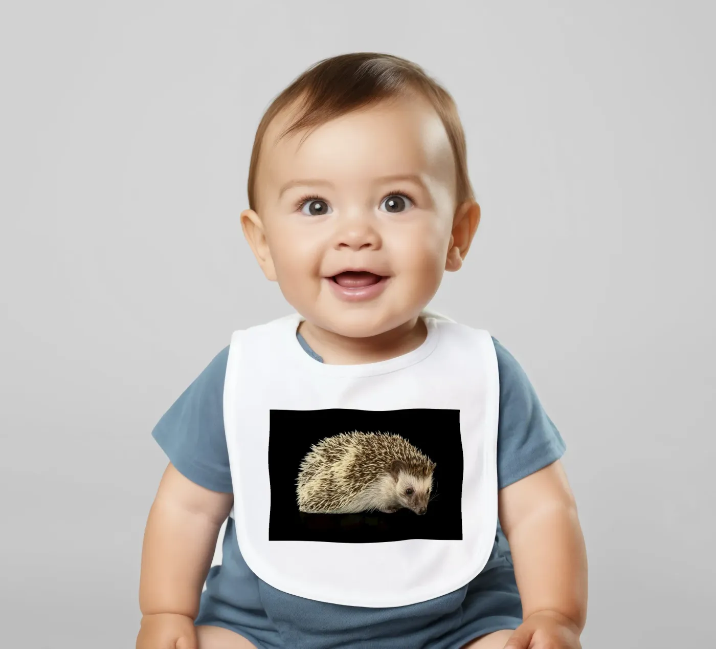 White/brown Hedgehog bavaglino da Curious Collections by Marielle Leenders
