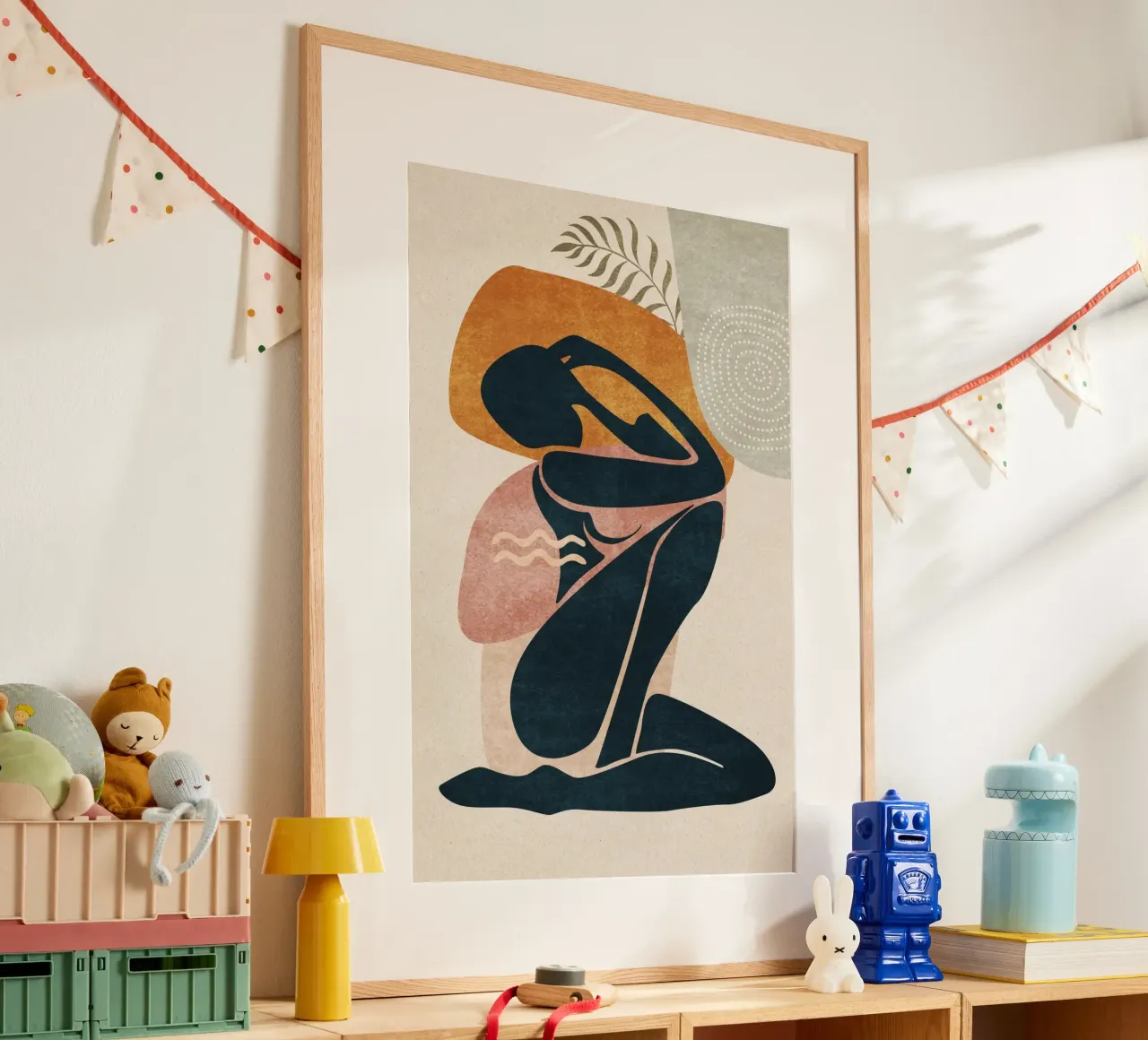 Emel Tunaboylu - Abstrakter mediterraner Frauenkörper Poster mit Holzrahmen von The Artcircle