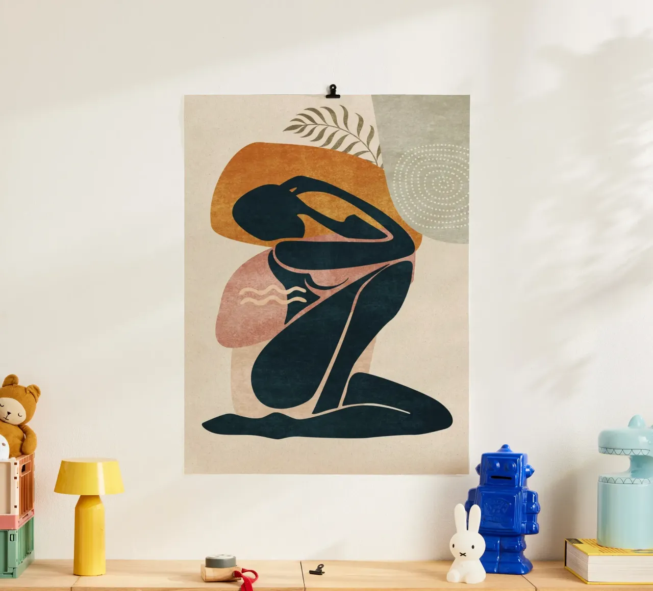 Emel Tunaboylu - Abstrakter mediterraner Frauenkörper Poster mit Holzrahmen von The Artcircle