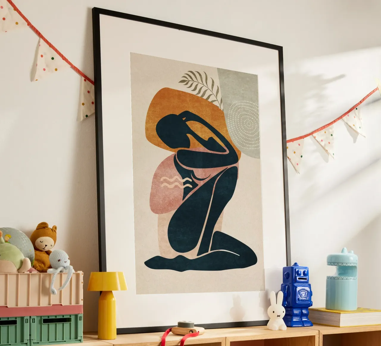 Emel Tunaboylu - Abstrakter mediterraner Frauenkörper Poster mit Holzrahmen von The Artcircle