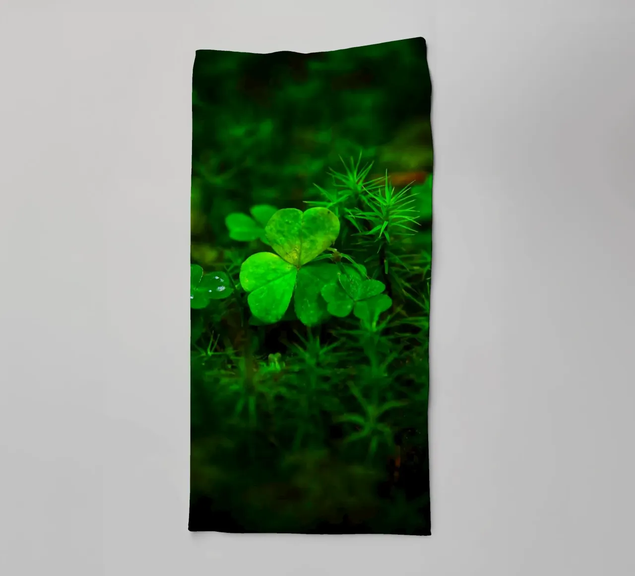 Cloverleaf in the forest asciugamano da bagno da Fjöllart