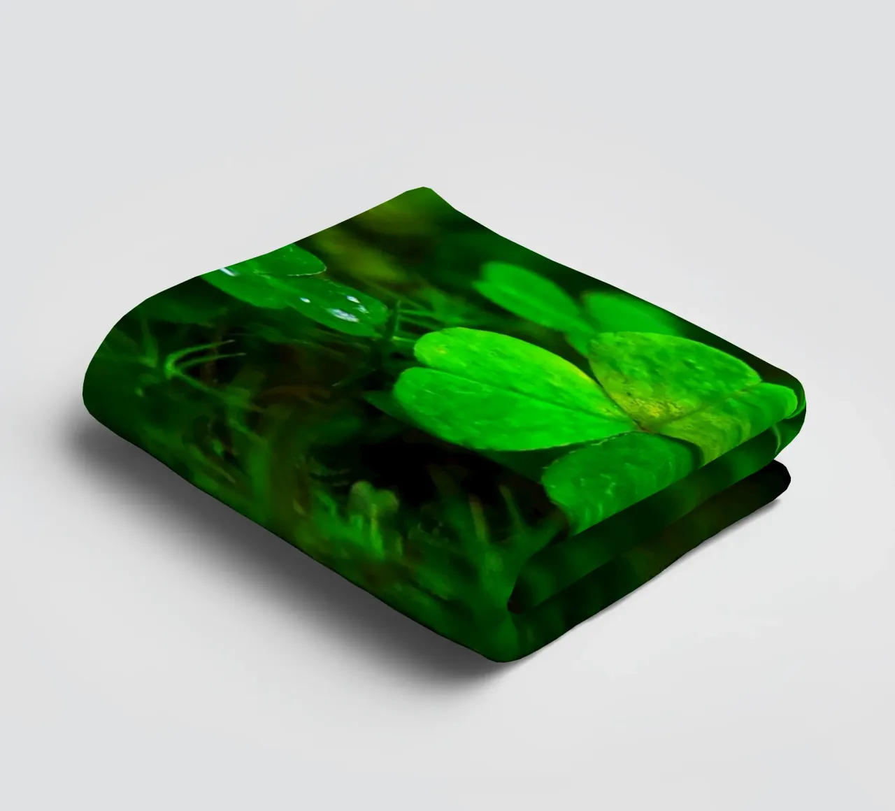 Cloverleaf in the forest asciugamano da bagno da Fjöllart