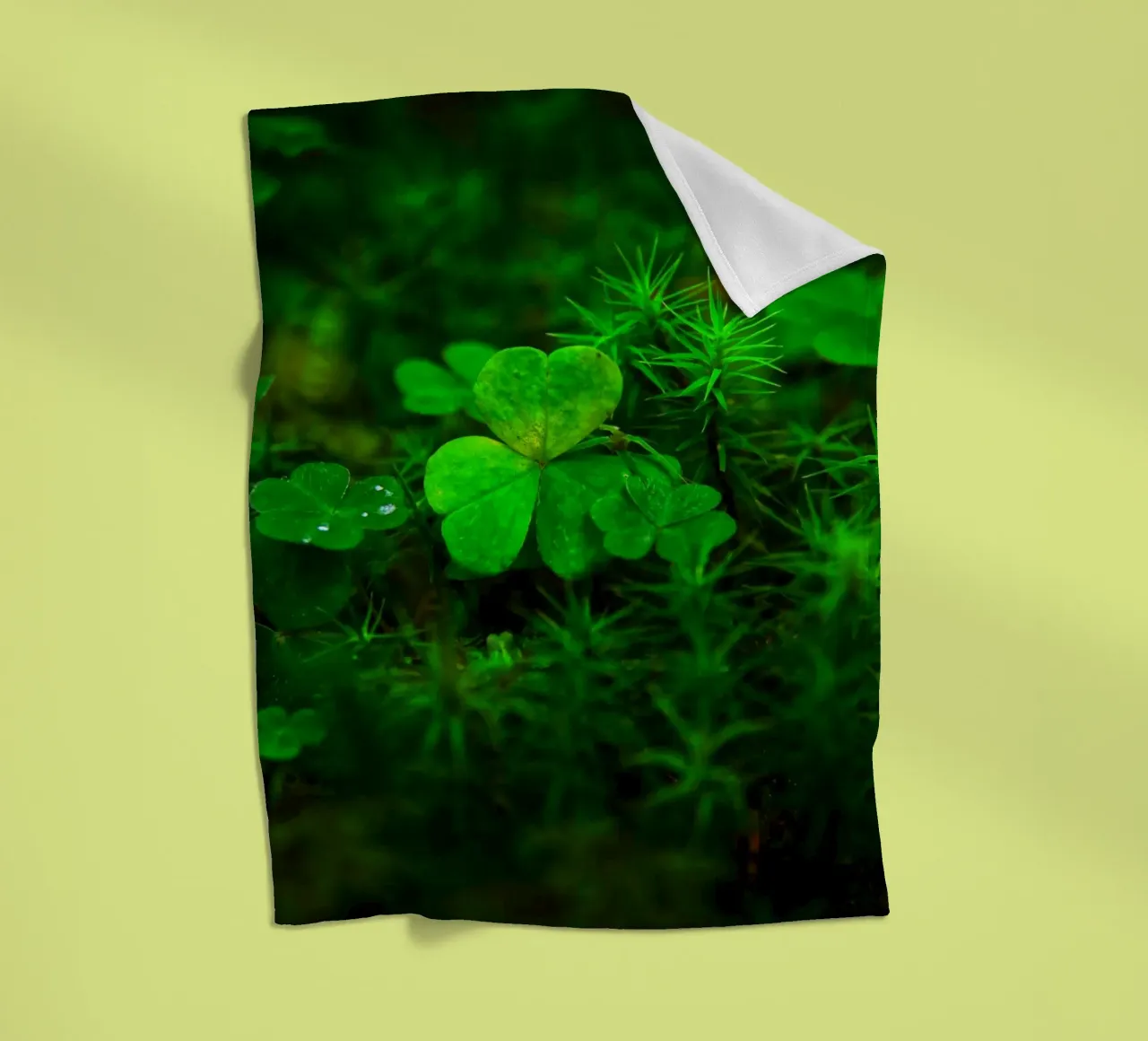 Cloverleaf in the forest coperta in pile da Fjöllart