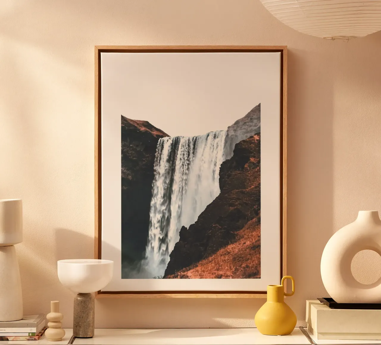 Chute d'eau majestueuse dans les tons de terre | Photographie de la nature toile avec Caisse américaine de Whole©