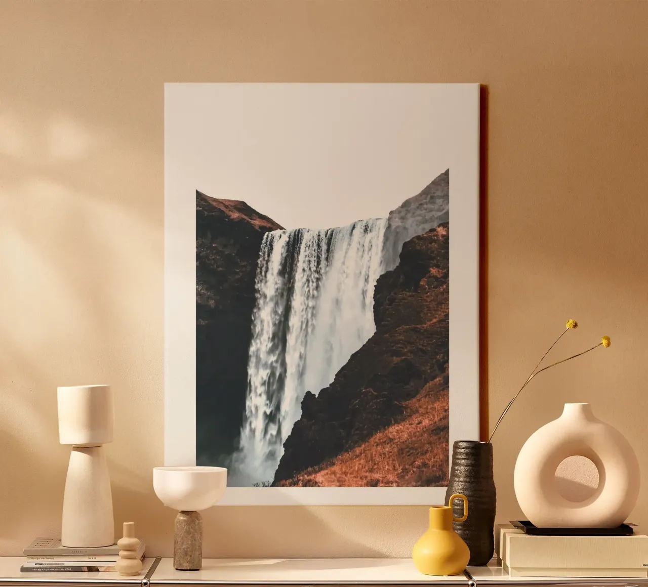 Chute d'eau majestueuse dans les tons de terre | Photographie de la nature toile avec Caisse américaine de Whole©