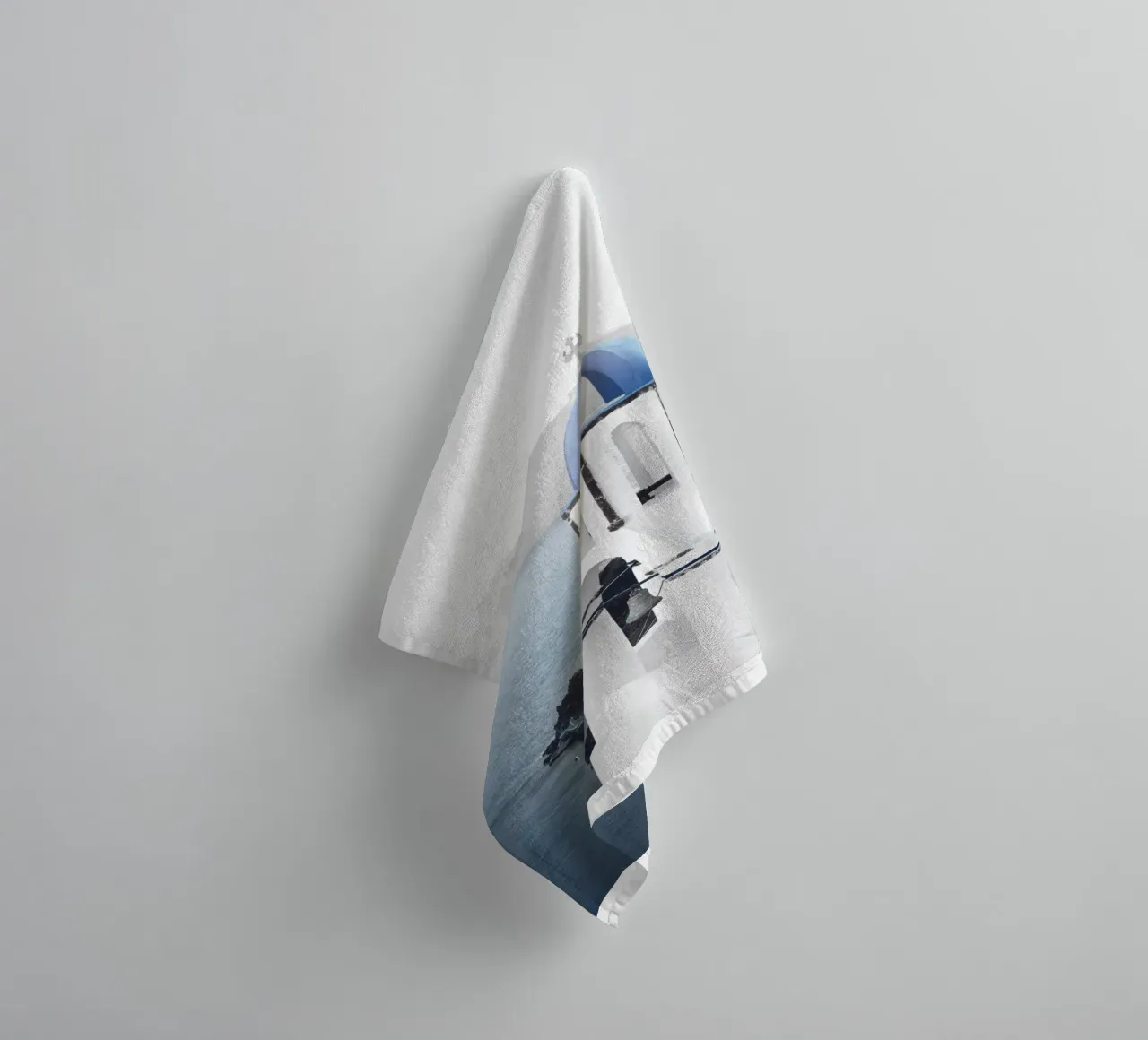 Santorini Egeïsche charme - Blauw en witte elegantie badhanddoek van Whole©