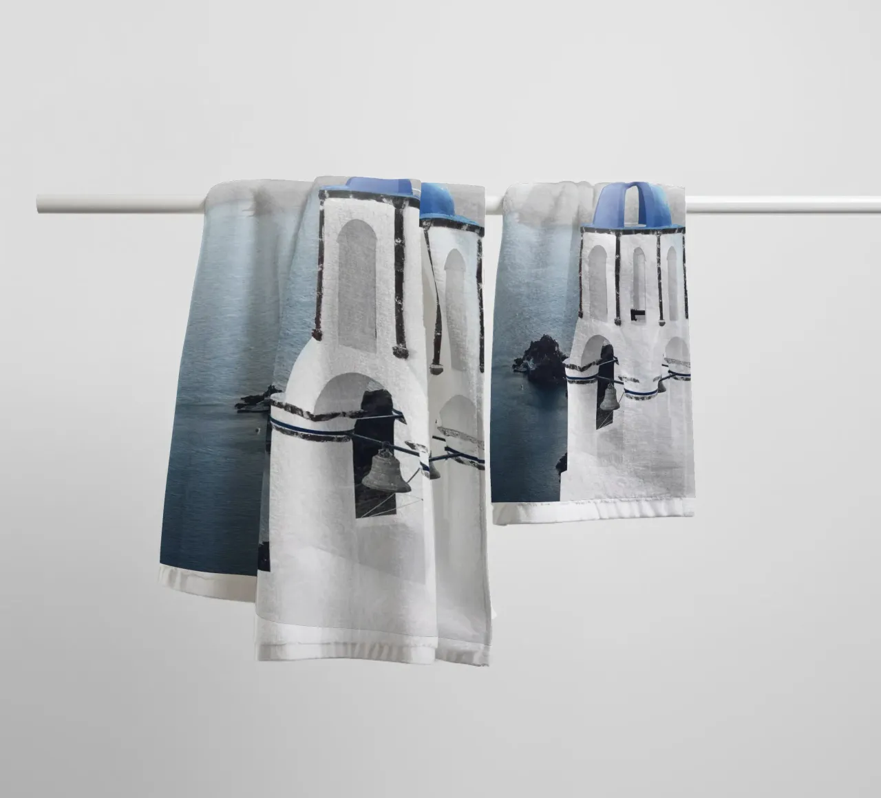 Santorini Egeïsche charme - Blauw en witte elegantie badhanddoek van Whole©