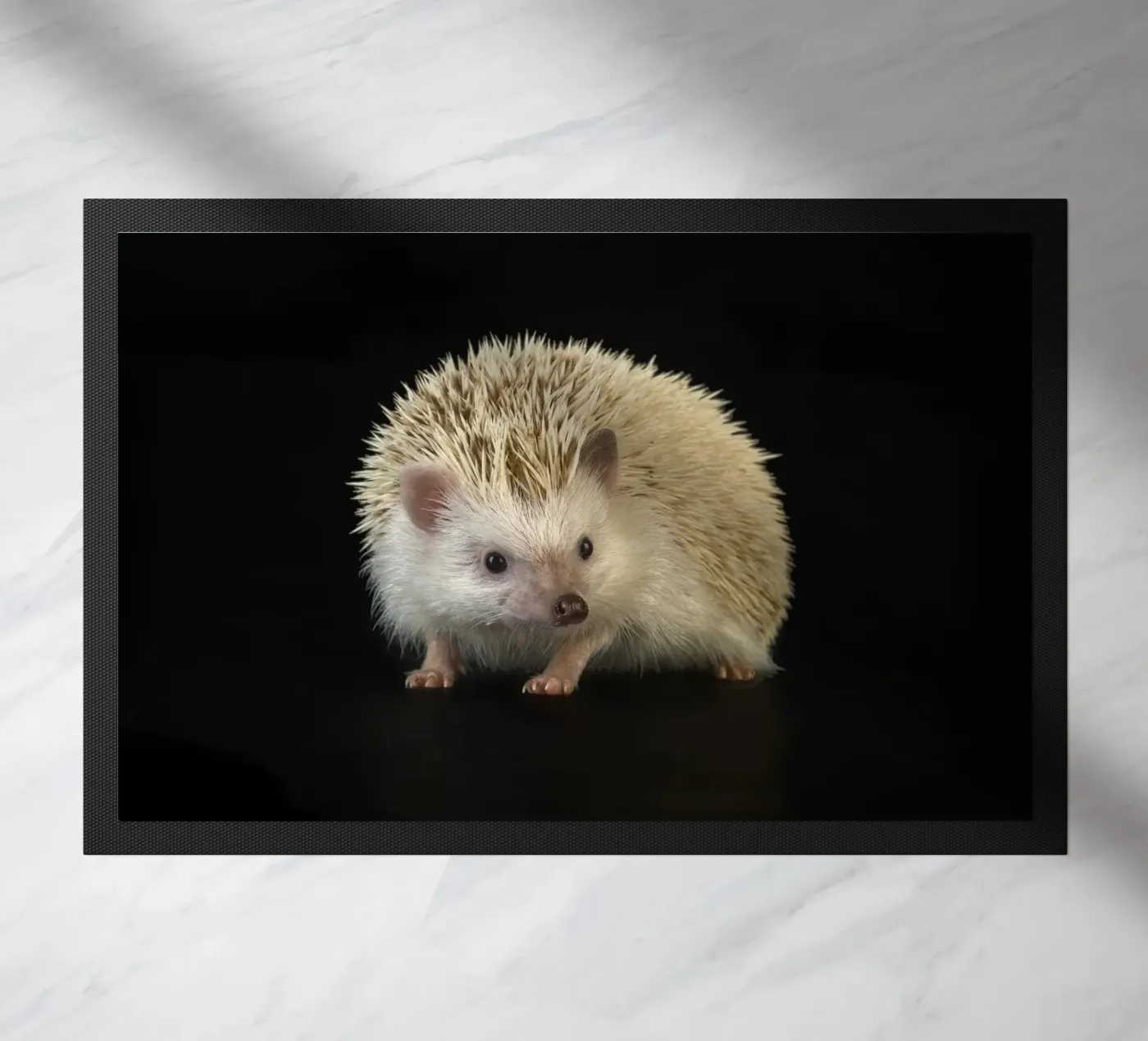 White Hedgehog Fußmatte von Curious Collections by Marielle Leenders