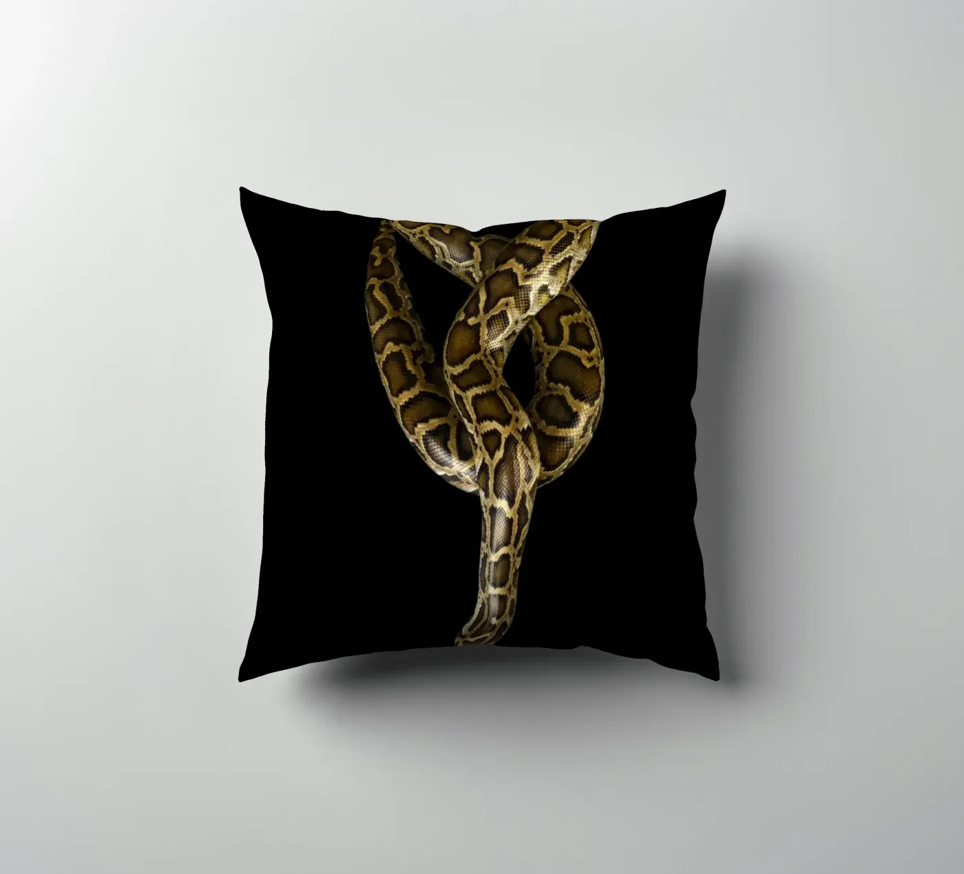 Python Kissen von Curious Collections by Marielle Leenders
