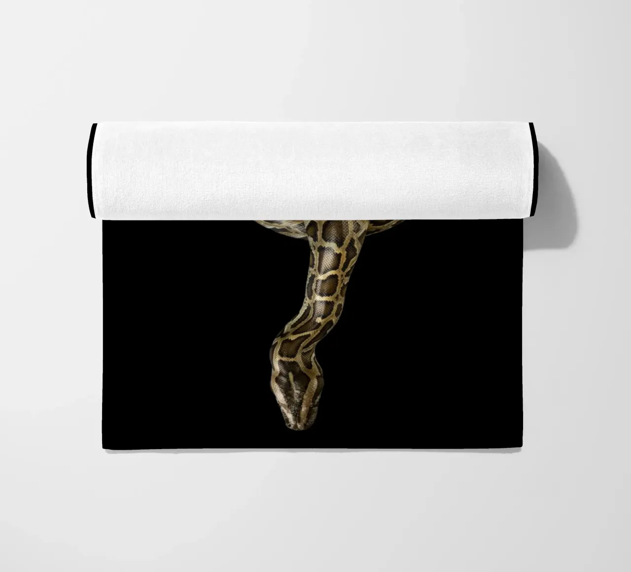 Python Strandtuch von Curious Collections by Marielle Leenders