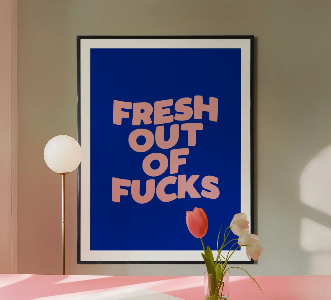 Fresh Out of Fucks Typografie Ontwerp in Roze en Blauw poster met aluminium frame van THE MOTIVATED TYPE