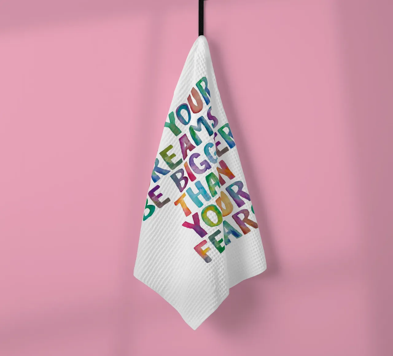 Que tes rêves soient plus grands que tes peurs Rainbow Design torchon de THE MOTIVATED TYPE