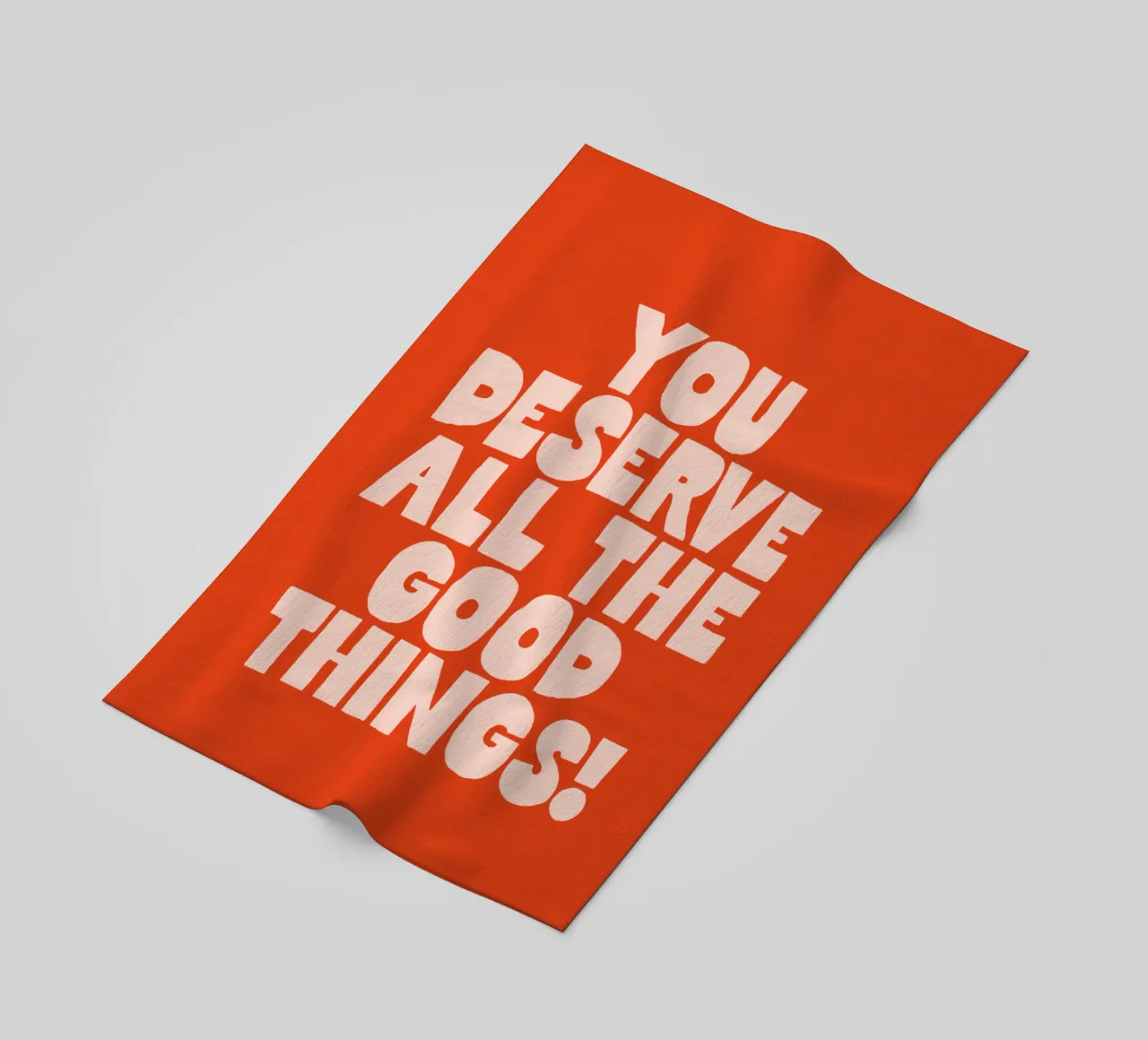 Ti meriti tutte le cose belle Design tipografico colorato telo mare da THE MOTIVATED TYPE