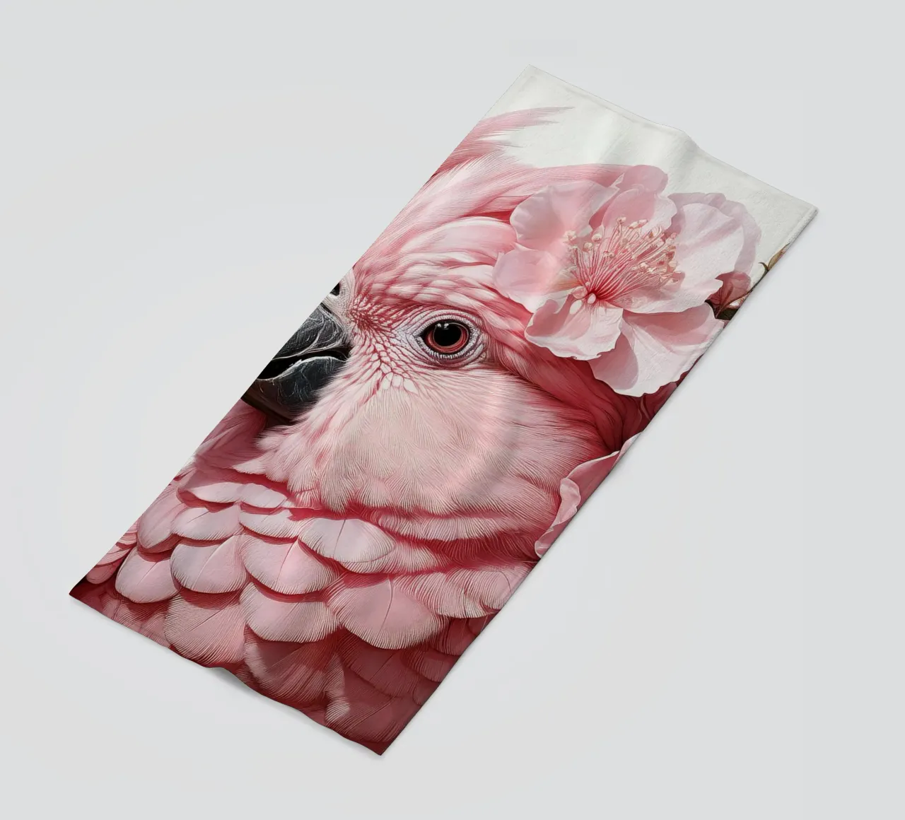 Eleganter rosafarbener Papagei mit geblümter Kopfbedeckung - Atemberaubender Vogel Strandtuch von FlexiDesignsByK