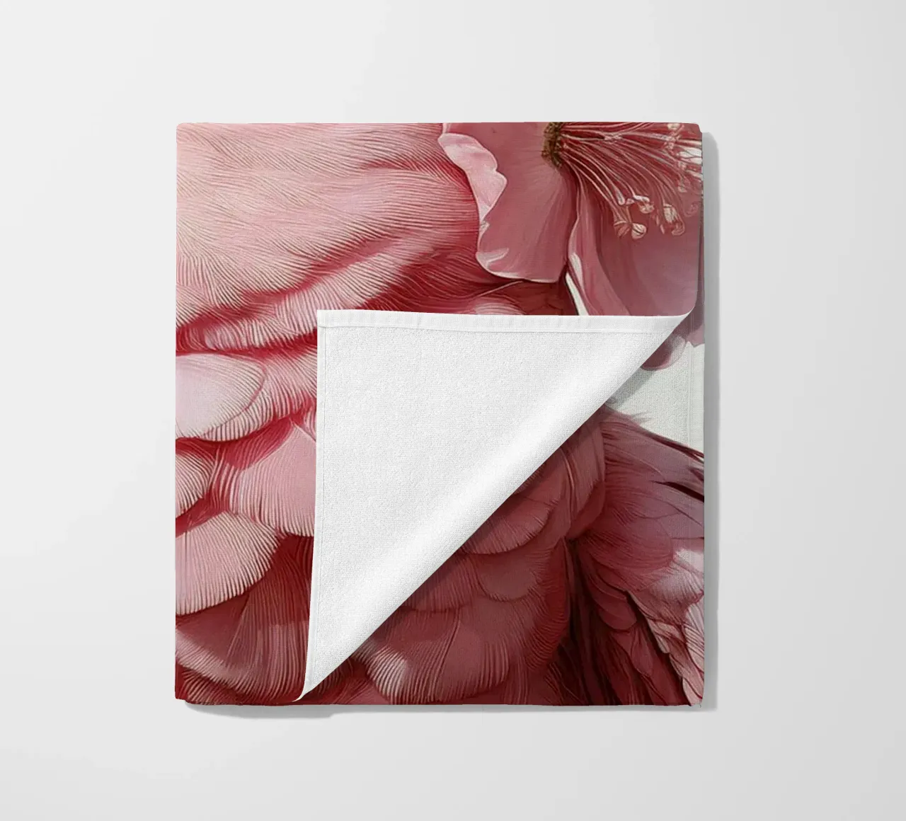 Eleganter rosafarbener Papagei mit geblümter Kopfbedeckung - Atemberaubender Vogel Strandtuch von FlexiDesignsByK
