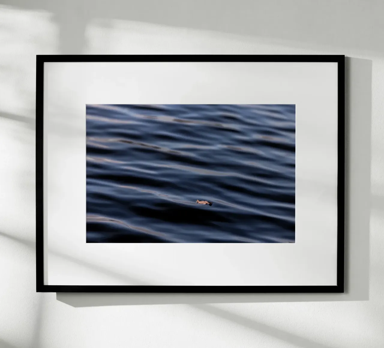 Floating Leaf 1 poster con telaio in legno da Mareike Böhmer Photography