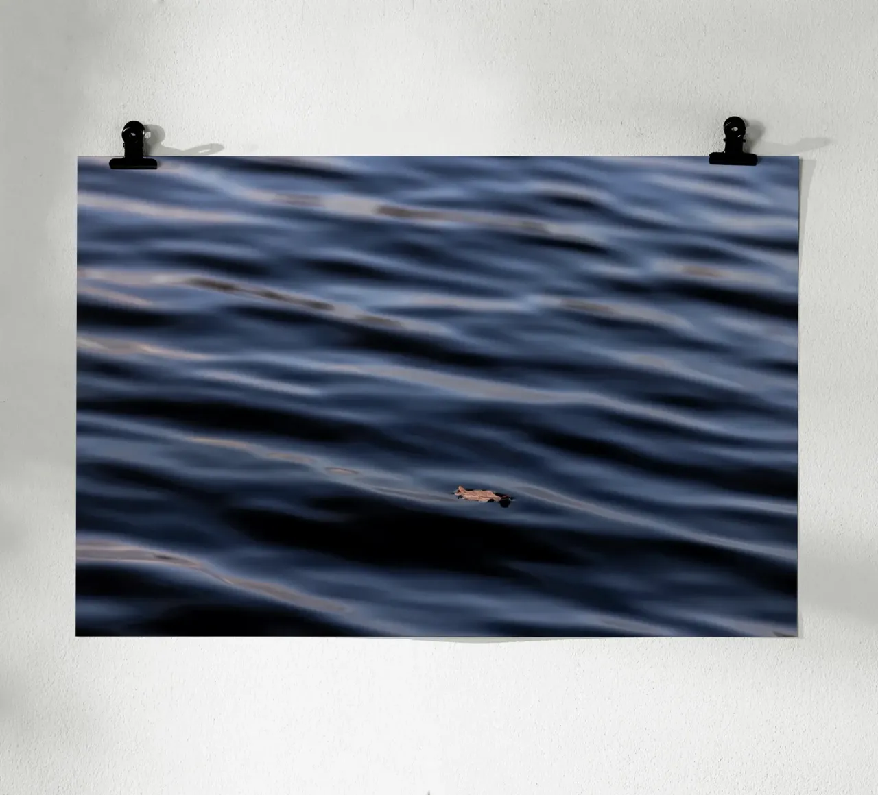Floating Leaf 1 poster con telaio in legno da Mareike Böhmer Photography