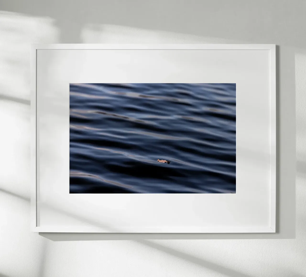 Floating Leaf 1 poster con telaio in legno da Mareike Böhmer Photography