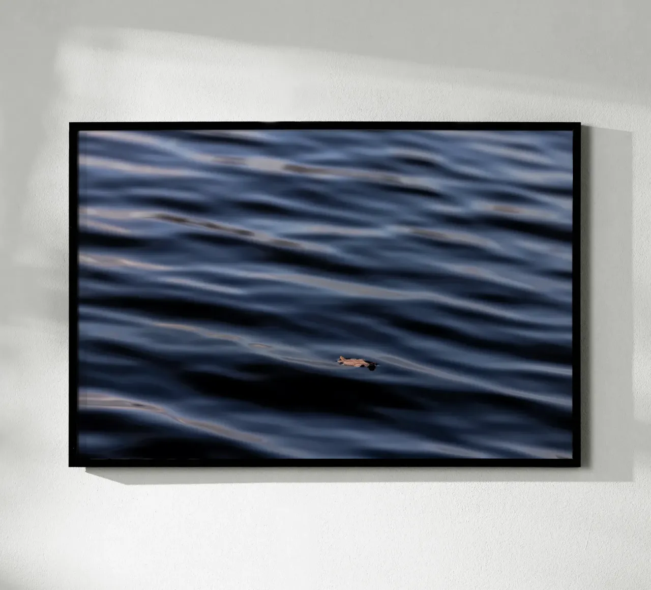 Floating Leaf 1 poster con telaio in legno da Mareike Böhmer Photography