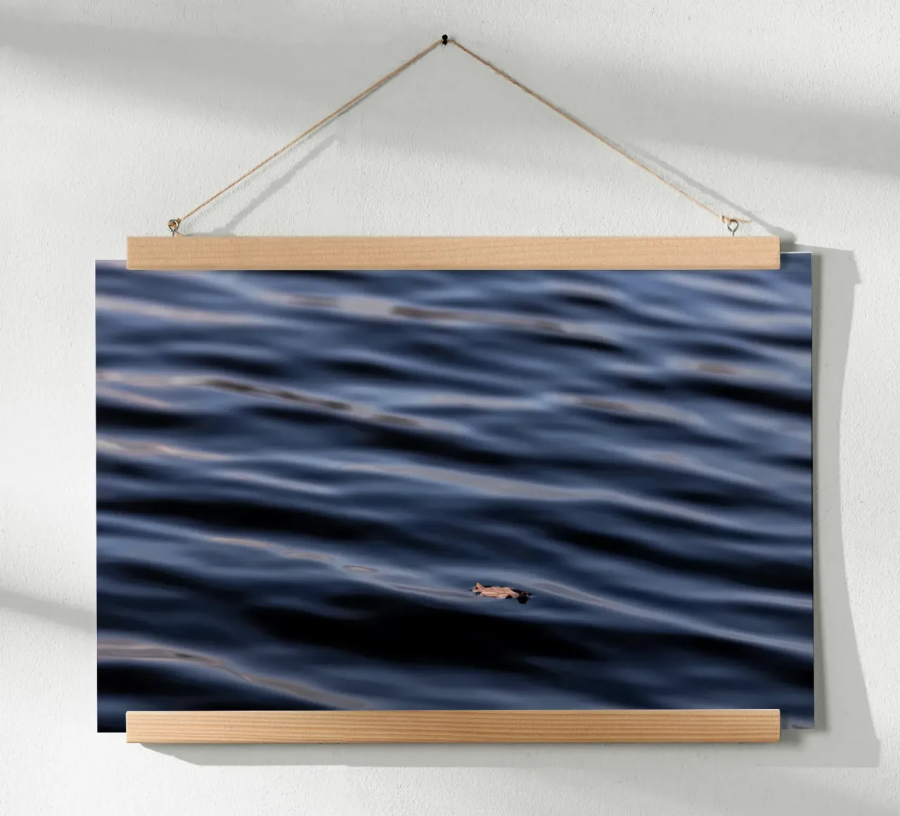 Floating Leaf 1 poster con telaio in legno da Mareike Böhmer Photography