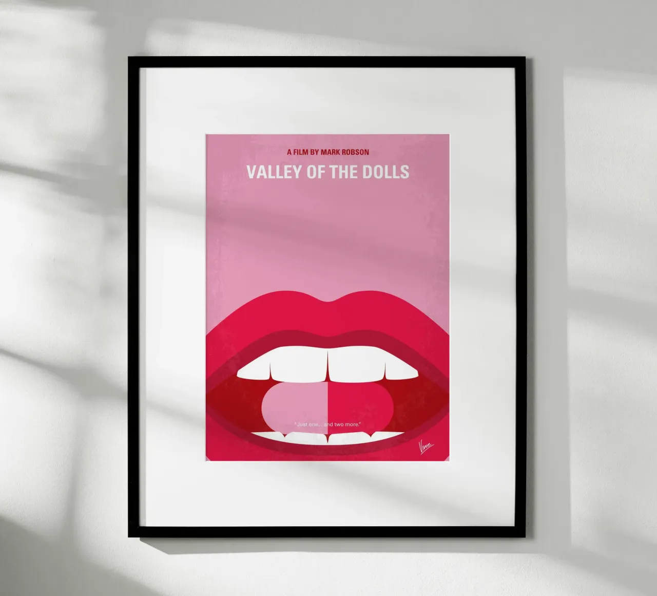 No945 My Valley of the Dolls minimal movie poster poster con telaio in legno da Chungkong