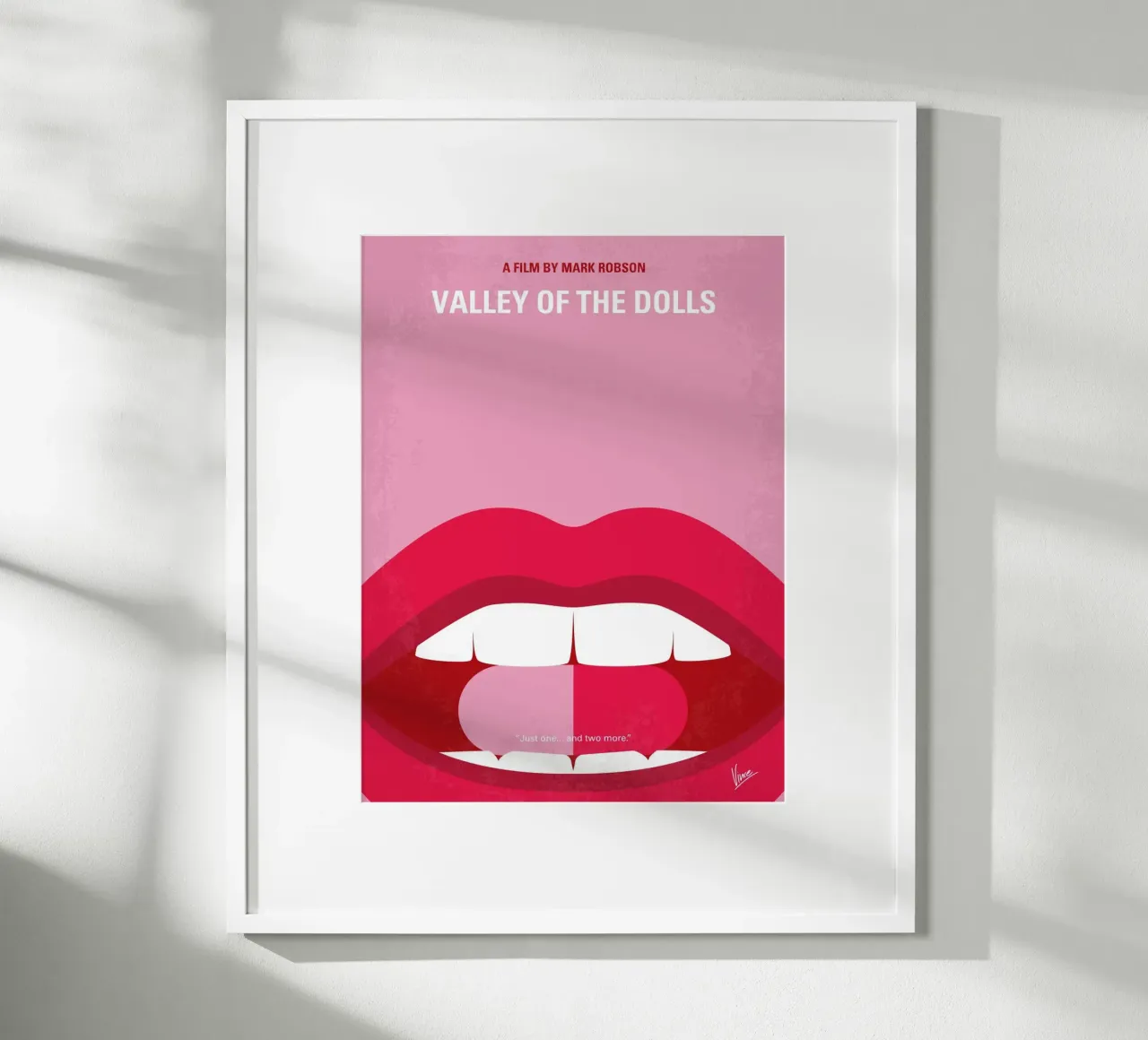 No945 My Valley of the Dolls minimal movie poster poster con telaio in legno da Chungkong